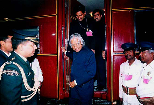 पिछली बार डॉ.एपीजे अब्दुल कलाम ने 2003 में ट्रेन से सफ़र किया था.  